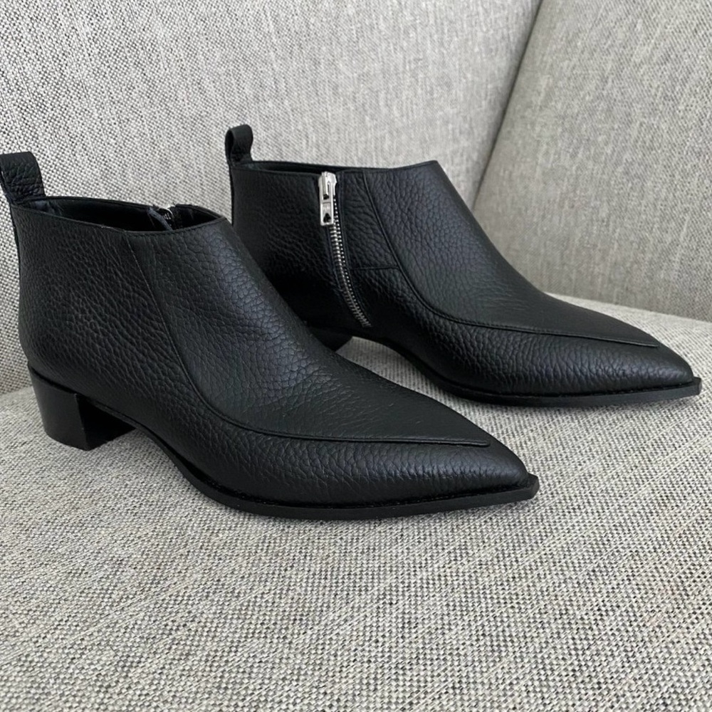 Everlane Size 6.5 black pebbled leather The Boss Booties
